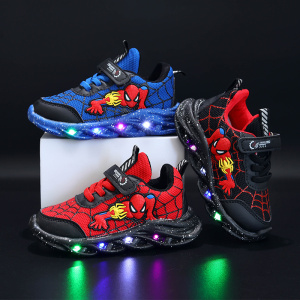 Spiderman lichtgevende schoenen in drie kleuren: rood, zwart en blauw met lichtjes en een zwarte achtergrond
