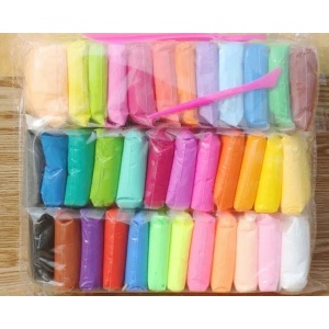 36-kleuren polymeerklei voor kinderen in een doorzichtige zak op een houten tafel
