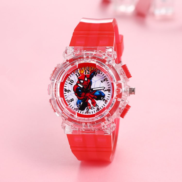 Kleurrijk rood SpiderMan horloge voor jongens, gesloten aangeboden en op de juiste band geplaatst, op een roze standaard