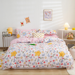 Slaapkamer met een bed in het midden, een roze dekbed met patroon en decoratieve elementen