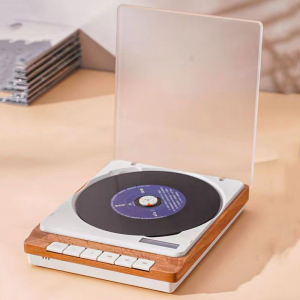 Rechthoekige CD-speler in hout en wit op een bureau met het deksel open