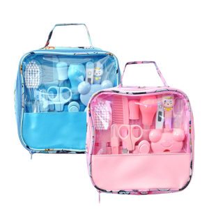 Een roze zakje en een blauw zakje op een witte achtergrond, met hygiëneaccessoires voor baby's erin
