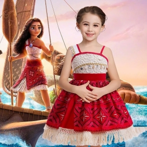 Déguisement enfant inspiré de Vaiana 2, composé d'une robe rouge et beige ornée de motifs polynésiens et de franges. Une petite fille souriante porte la robe, avec en arrière-plan un décor marin évoquant l'univers du film Disney.