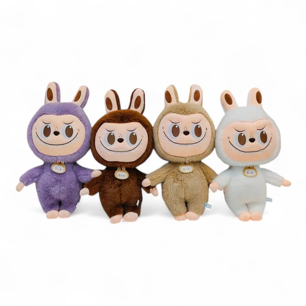 Labubu-knuffels in zachte kostuums met grote oren en een grappige glimlach, in diverse pastel- en natuurtinten.