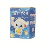 Kartonnen doos met een Stitch in pyjama erop