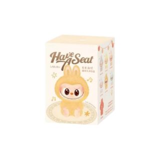 Peluche monstre assis kawaii style Labubu à collectionner dans sa boite. Sur fond blanc.