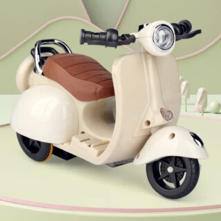 Kleine elektrische scooter voor knuffel type Labubu in beige, geplaatst op een soort plateau met kaki-groene achtergrond.