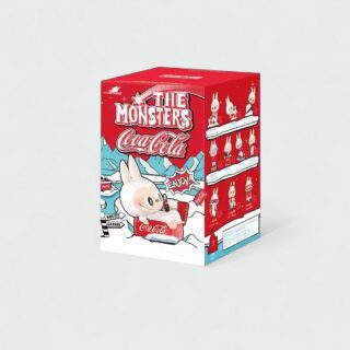 Rode doos met een tekening van een Labubu-stijl monster dat liggend een cola drinkt, op een sneeuw- en bergdecor. De doos staat op een beige gekleurde achtergrond.