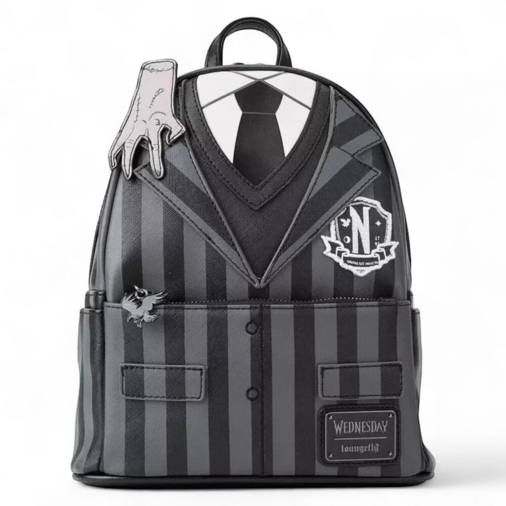 IMG_1100X1100_sac_dos_enfant_noir_mercredi_addams_nevermore6.jpg Zwarte rugzak met grijze verticale strepen, versierd met een bedrukte stropdas, een Nevermore-badge en een 3D-hand op de schouder, op witte achtergrond.