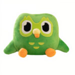 Duolingo knuffel Duo, groene uil van ultra-zachte stof, 30x20 cm op witte achtergrond.