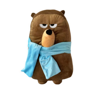 Duolingo knuffel Falstaff, bruine beer met norse blik en blauwe sjaal, rechtopstaand tegen een witte achtergrond, symbool van stille troost.