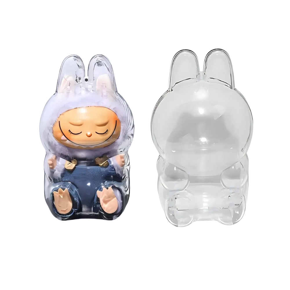 Beschermhoes voor zittende knuffel stijl Labubu met een Labubu-knuffel erin, op een zeer lichtblauwe achtergrond.