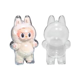 Een beschermhoes voor staande knuffel type Labubu, met twee exemplaren: één leeg en één met een knuffel erin.