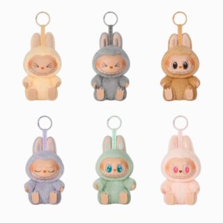 Knuffels sleutelhanger kawaii stijl labubu zittend in verschillende kleuren op witte achtergrond