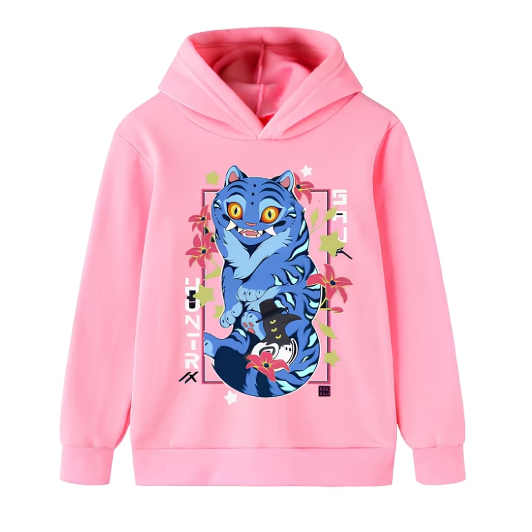 Sweat Kpop Demon Hunters Derpy le tigre bleu de couleur rose à capuche. Le motif du tigre bleu se trouve devant entouré d'un cadre fleuri. Sur fond blanc.