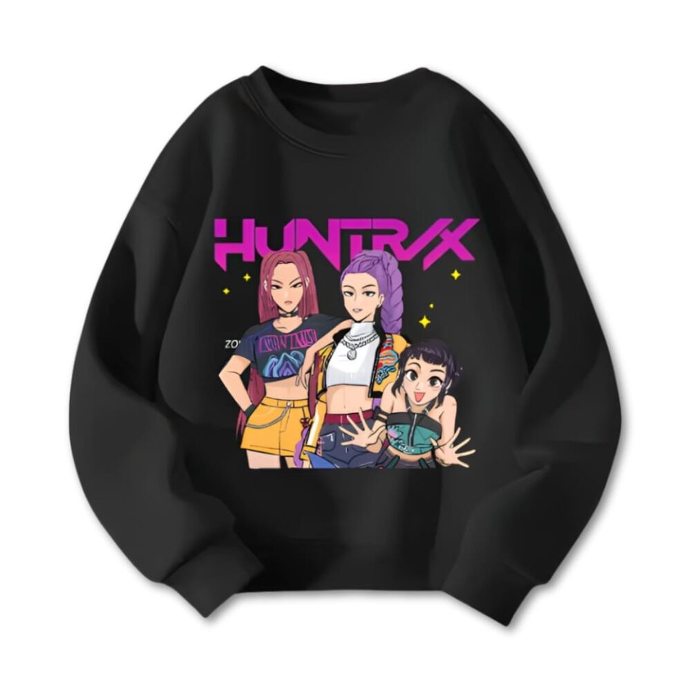 IMG_09_2025_sweat_K_pop_Demon_Hunters_Zoey_Mira_et_Rumi_1.jpg K-pop Demon Hunters Zoey Mira en Rumi Kindersweater met Huntrix geschreven in paars boven de personages. De sweater is zwart op een witte achtergrond.
