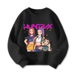 K-pop Demon Hunters Zoey Mira en Rumi Kindersweater met Huntrix geschreven in paars boven de personages. De sweater is zwart op een witte achtergrond.