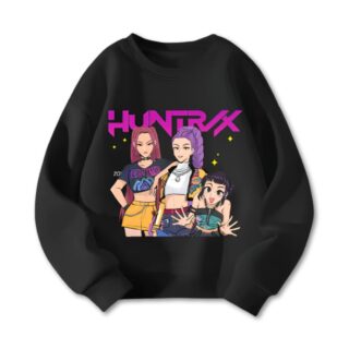 K-pop Demon Hunters Zoey Mira en Rumi Kindersweater met Huntrix geschreven in paars boven de personages. De sweater is zwart op een witte achtergrond.