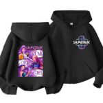 K-pop Demon Hunters Kindersweater met capuchon voor meisjes in het zwart. Links is de sweater van achteren te zien met een print van de heldinnen uit de anime in paarstinten. Rechts is de sweater van voren te zien met een borstprint met de tekst Huntrix. Tegen een witte achtergrond.