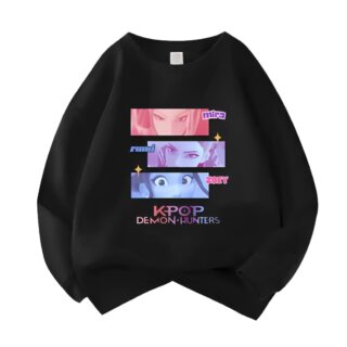 K-pop Demon Hunters zwarte Kindersweater met gekleurd motief van de 3 heldinnen in rechthoeken. Op witte achtergrond.