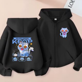 K-pop Demon Hunters Derpy sweater met rits en capuchon in zwarte kleur. De achterkant is zichtbaar aan de linkerkant met het grote motief van Derpy, aan de rechterkant de voorkant van de sweater. Een rits en een motief van Derpy aan de hartkant. Op lichtroze achtergrond.