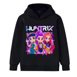 K-pop Demon Hunters Huntrix hoodie met capuchon in zwarte kleur. Het motief stelt de drie personages voor in meisjesversies met HUNTRIX groot geschreven erboven. Op witte achtergrond.