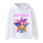 K-pop Demon Hunters Huntrix witte Kindersweater met capuchon. Het motief stelt de drie zangeressen voor een ster voor en het woord "HUNTRIX" in roze hoofdletters erboven. Op witte achtergrond.