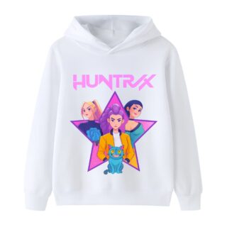 K-pop Demon Hunters Huntrix witte Kindersweater met capuchon. Het motief stelt de drie zangeressen voor een ster voor en het woord "HUNTRIX" in roze hoofdletters erboven. Op witte achtergrond.