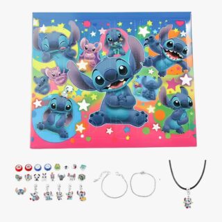 Adventskalender Stitch sieraden maken. Onder de kalender, Stitch bedels, twee zilveren armbanden en een ketting met zwart koord. Op witte achtergrond.