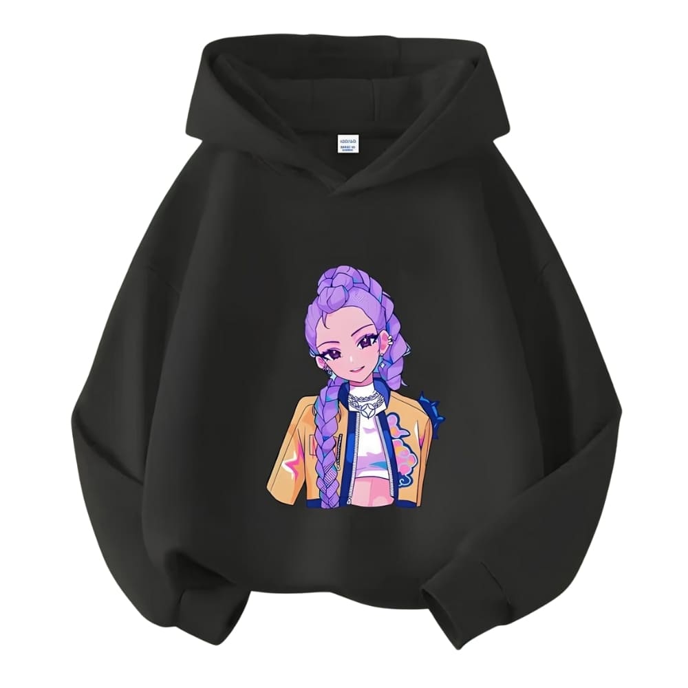 K-pop Demon Hunters Kindersweater met capuchon motief Rumi in zwarte kleur met het motief op de voorkant. Op witte achtergrond.