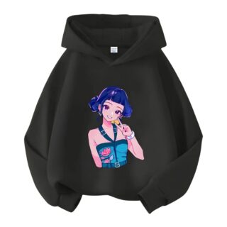 Een K-pop Demon Hunters kindersweater met capuchon in zwart met een motief dat Zoey in het midden voorstelt, op een witte achtergrond.