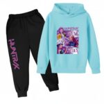 K-pop Demon Hunters Joggingpak tweekleurig met een zwarte broek en het opschrift "Huntrix" in paarse hoofdletters op een been en een lichtblauwe sweater met capuchon met een motief dat de 3 heldinnen en hun voornamen voorstelt. Op witte achtergrond.