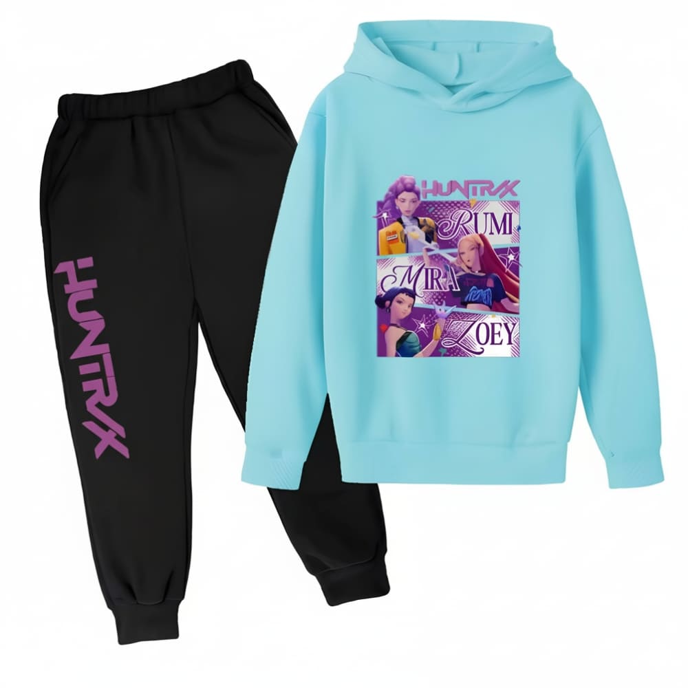 IMG_10_2025_ensemble_de_jogging_K_pop_Demon_Hunters_bicolore_3.jpg K-pop Demon Hunters Joggingpak tweekleurig met een zwarte broek en het opschrift "Huntrix" in paarse hoofdletters op een been en een lichtblauwe sweater met capuchon met een motief dat de 3 heldinnen en hun voornamen voorstelt. Op witte achtergrond.