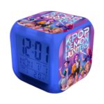 K-pop Demon Hunters wekker functie nachtlampje in blauwe kleur met een digitaal display. Op de andere zijden, decoraties met de personages uit de film en de naam in hoofdletters. Op witte achtergrond.