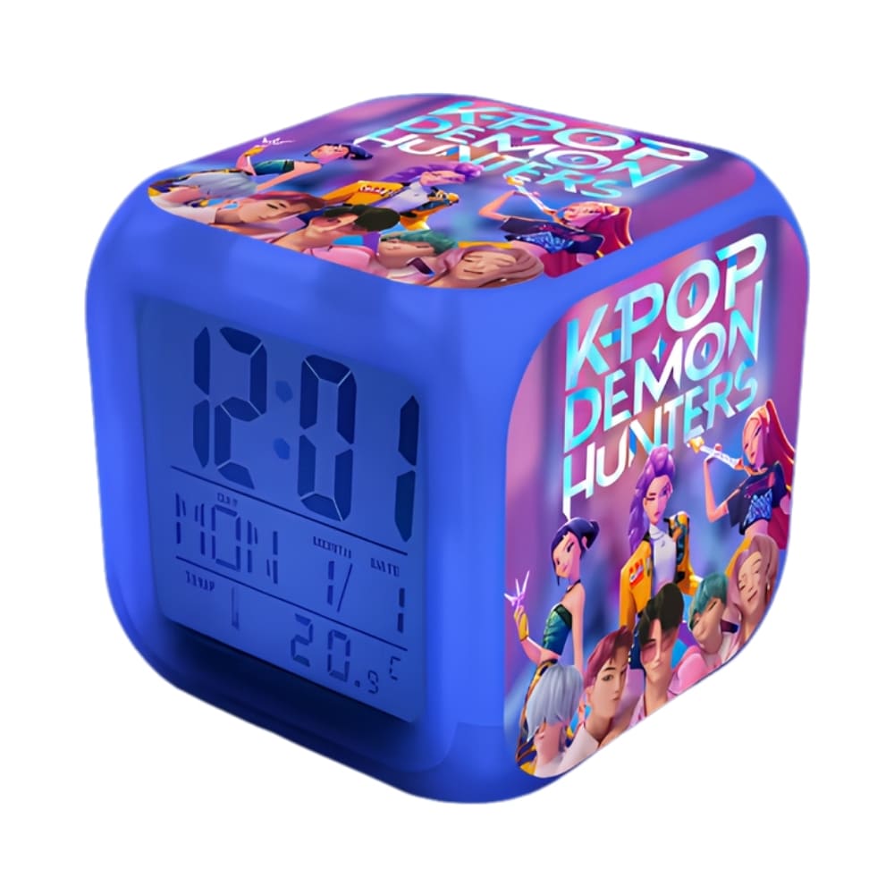 IMG_10_2025_reveil_K_pop_Demon_Hunters_fonction_veilleuse_2.jpg K-pop Demon Hunters wekker functie nachtlampje in blauwe kleur met een digitaal display. Op de andere zijden, decoraties met de personages uit de film en de naam in hoofdletters. Op witte achtergrond.