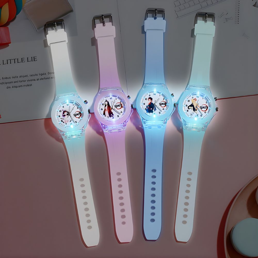 Montre lumineuse pour enfants avec déco Demon Slayer, allumées et posées sur une table