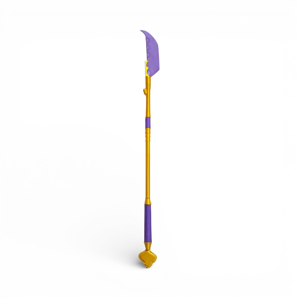 alt="Hallebarde Mira Huntrix jouet télescopique violet doré posée verticalement montrant lame violette courbée et manche doré détaillé sur fond blanc.